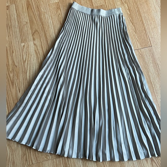 H&M Dresses & Skirts - NWOT Women’s H&M plaited Silver long Skirt size XS
